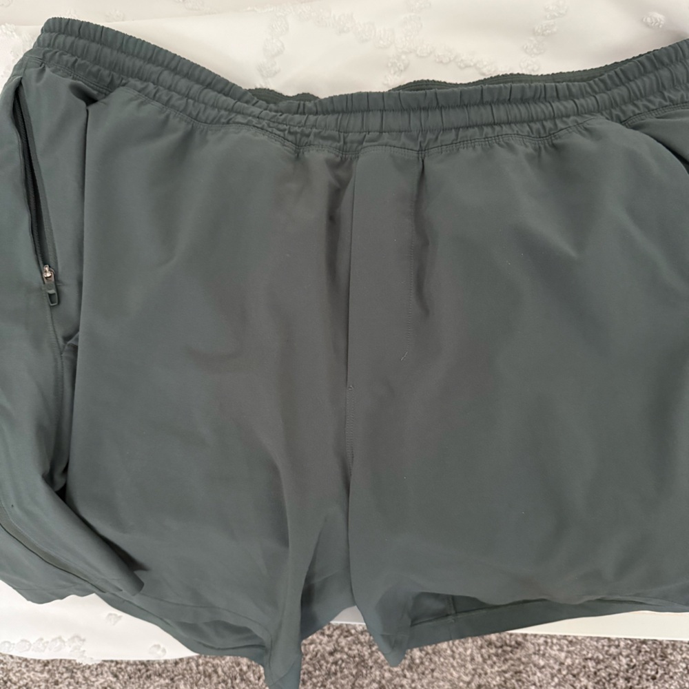 Men’s green lululemon pacemaker short 9”